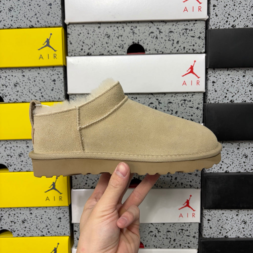 UGG Mini Boot Flat – Sand (Style #W1173891) | Sizes 35–40