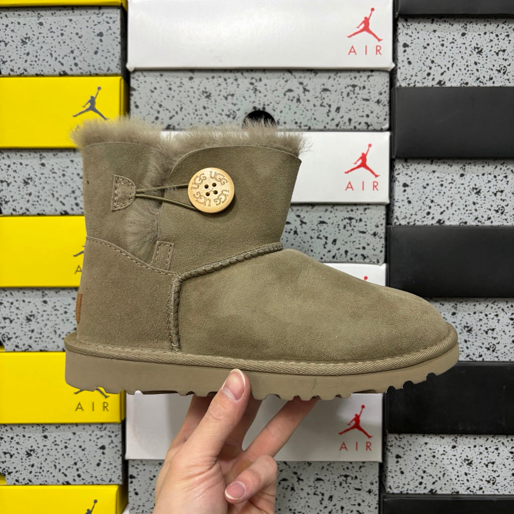 UGG Mid-Shaft Snow Boots – Antelope Brown | Wood Buckle | Style #6422 | Sizes 35–40