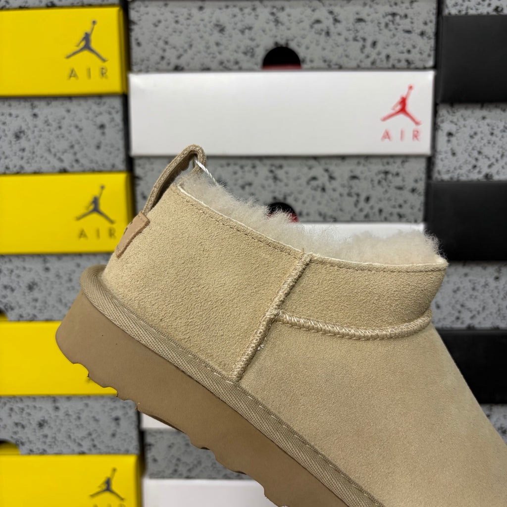 UGG Mini Boot Flat – Sand (Style #W1173891) | Sizes 35–40