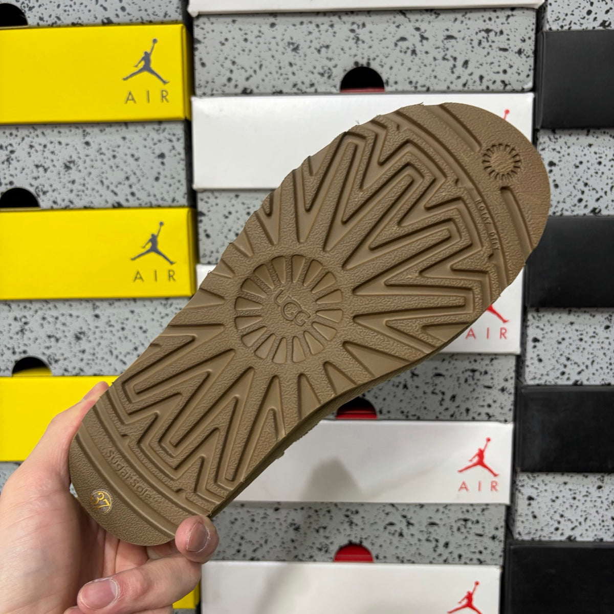 UGG Mini Boot Flat – Sand (Style #W1173891) | Sizes 35–40