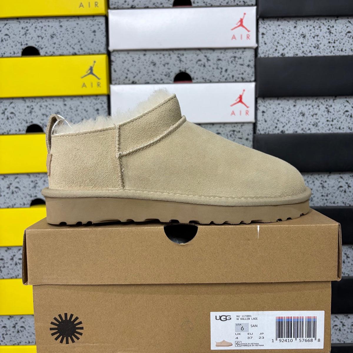 UGG Mini Boot Flat – Sand (Style #W1173891) | Sizes 35–40