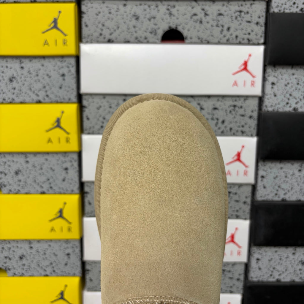 UGG Mini Boot Flat – Sand (Style #W1173891) | Sizes 35–40