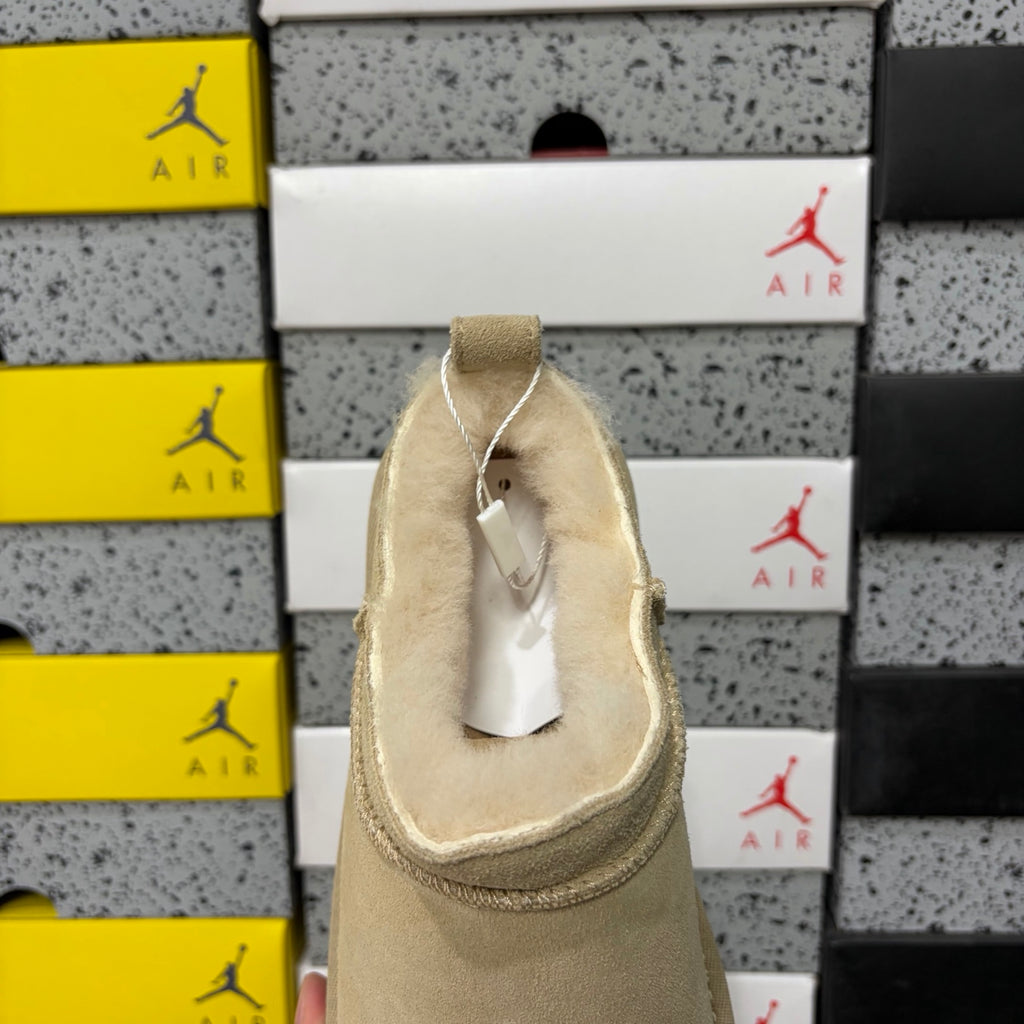 UGG Mini Boot Flat – Sand (Style #W1173891) | Sizes 35–40