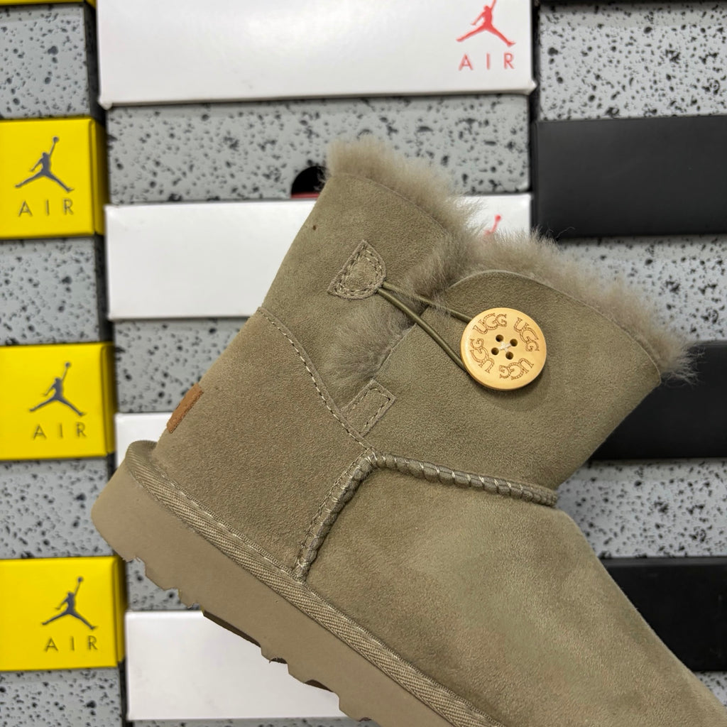 UGG Mid-Shaft Snow Boots – Antelope Brown | Wood Buckle | Style #6422 | Sizes 35–40