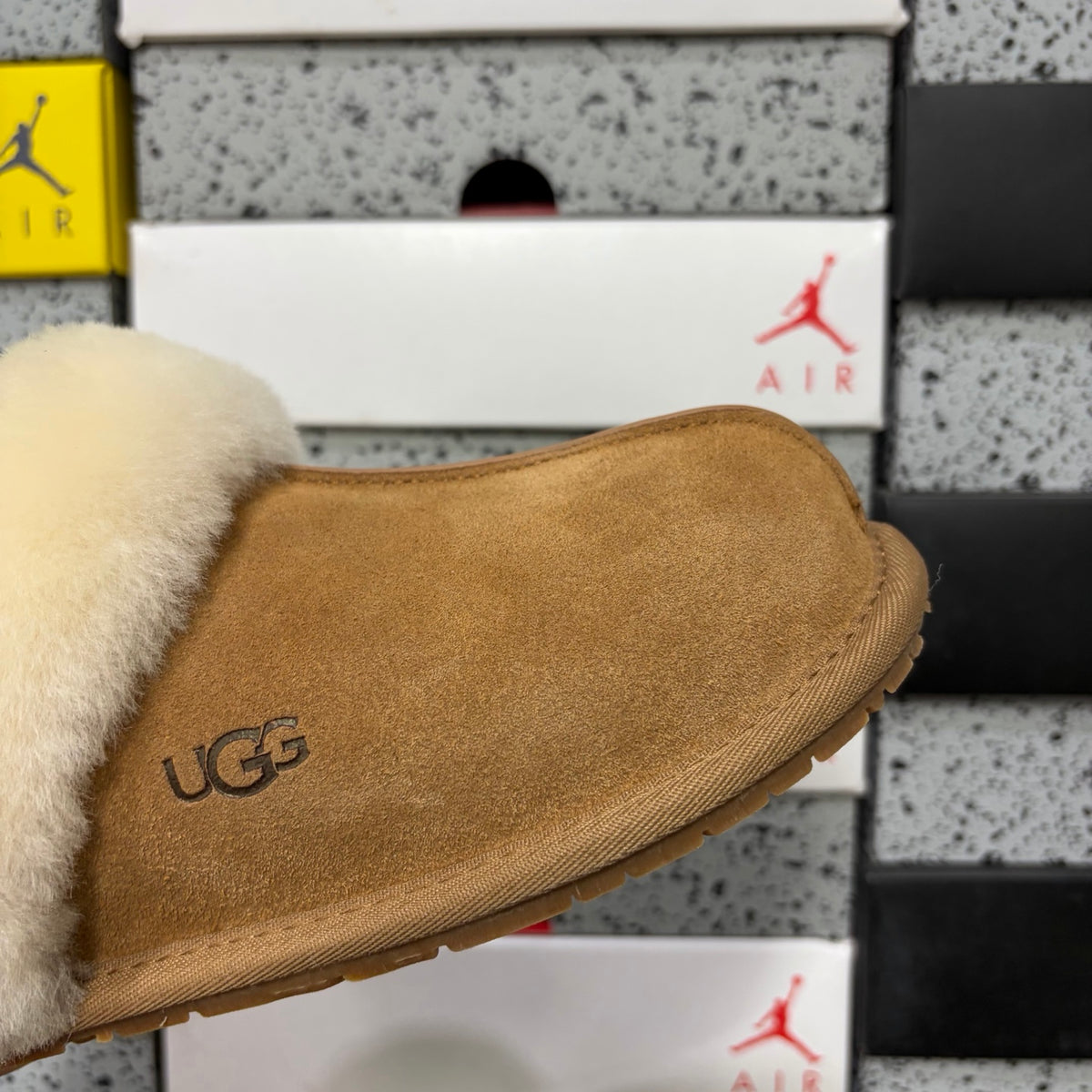 UGG Flat Slipper – Chestnut (Style #2550) | Sizes 35–40