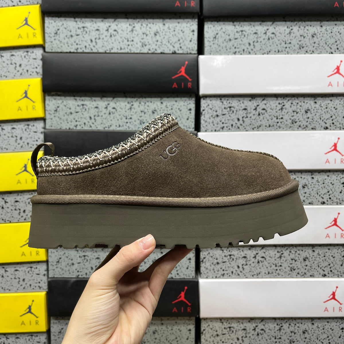 UGG Snow Boots – Walnut (Style #1122553) | Sizes 35–41