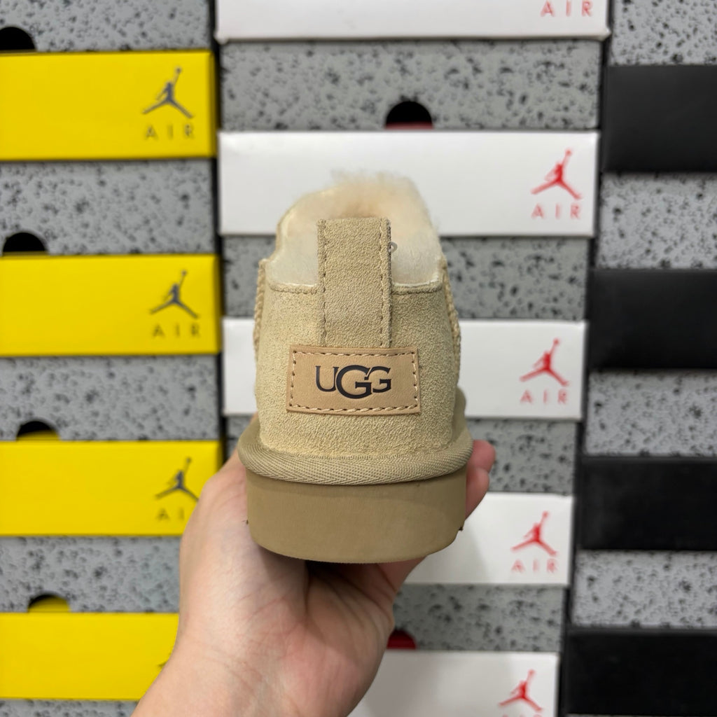 UGG Mini Boot Flat – Sand (Style #W1173891) | Sizes 35–40