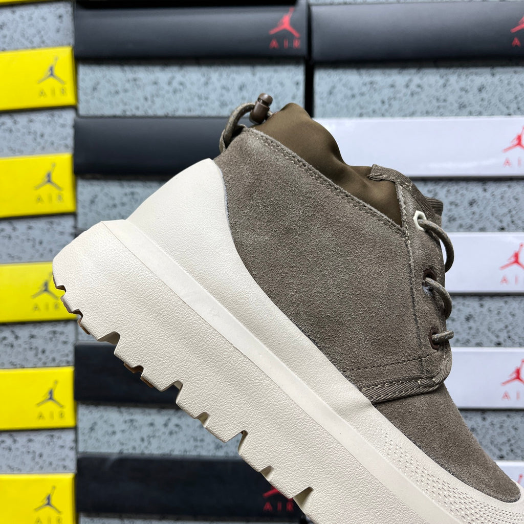 UGG Snow Boots – Walnut White | Style #113991 | Sizes 35–45